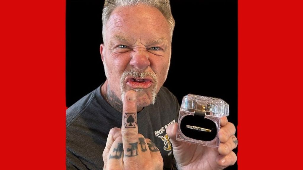 James Hetfield, de Metallica, mostrándote el dedo (tatuado).