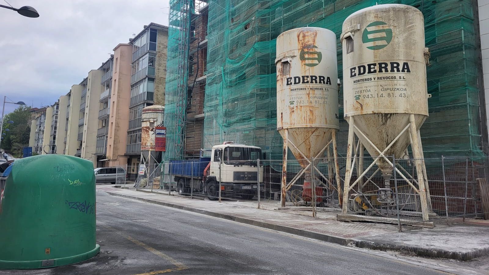 La calle esta mañana aún seguía cubierta de yeso