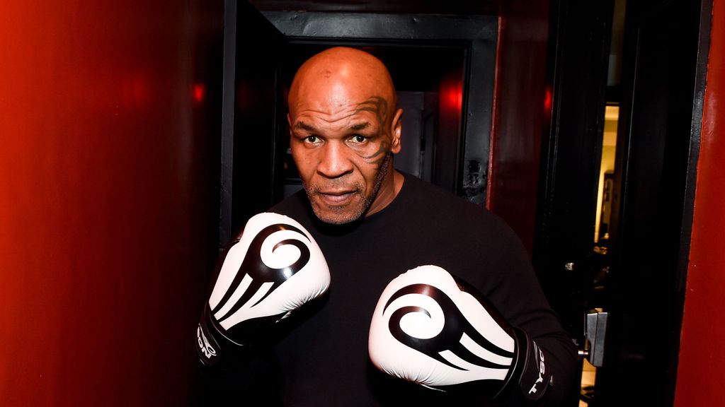 Mike Tyson posa con guantes de boxeo blancos