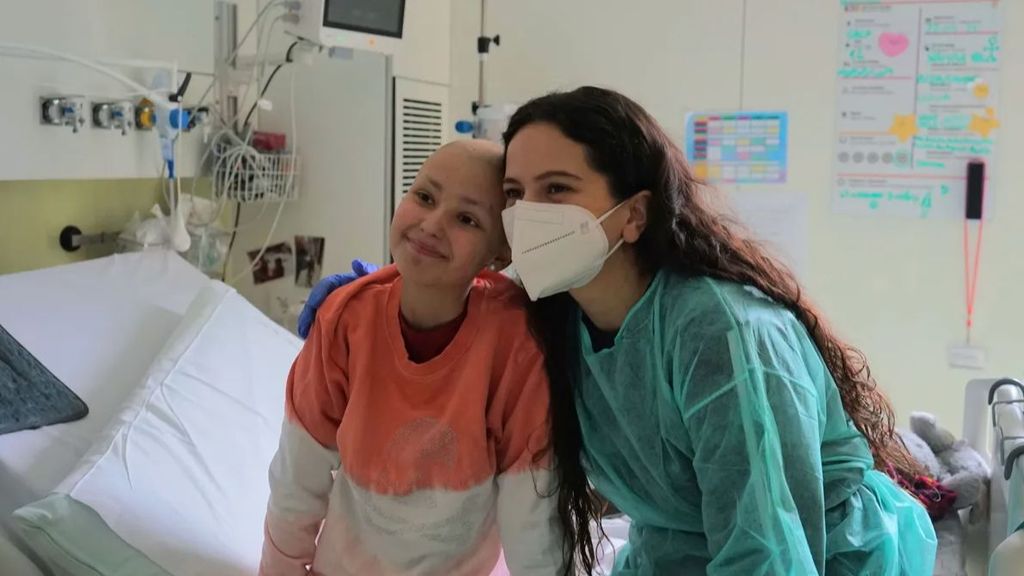 Rosalía visita a niños con cáncer ingresados en el Hospital Sant Joan de Déu de Barcelona