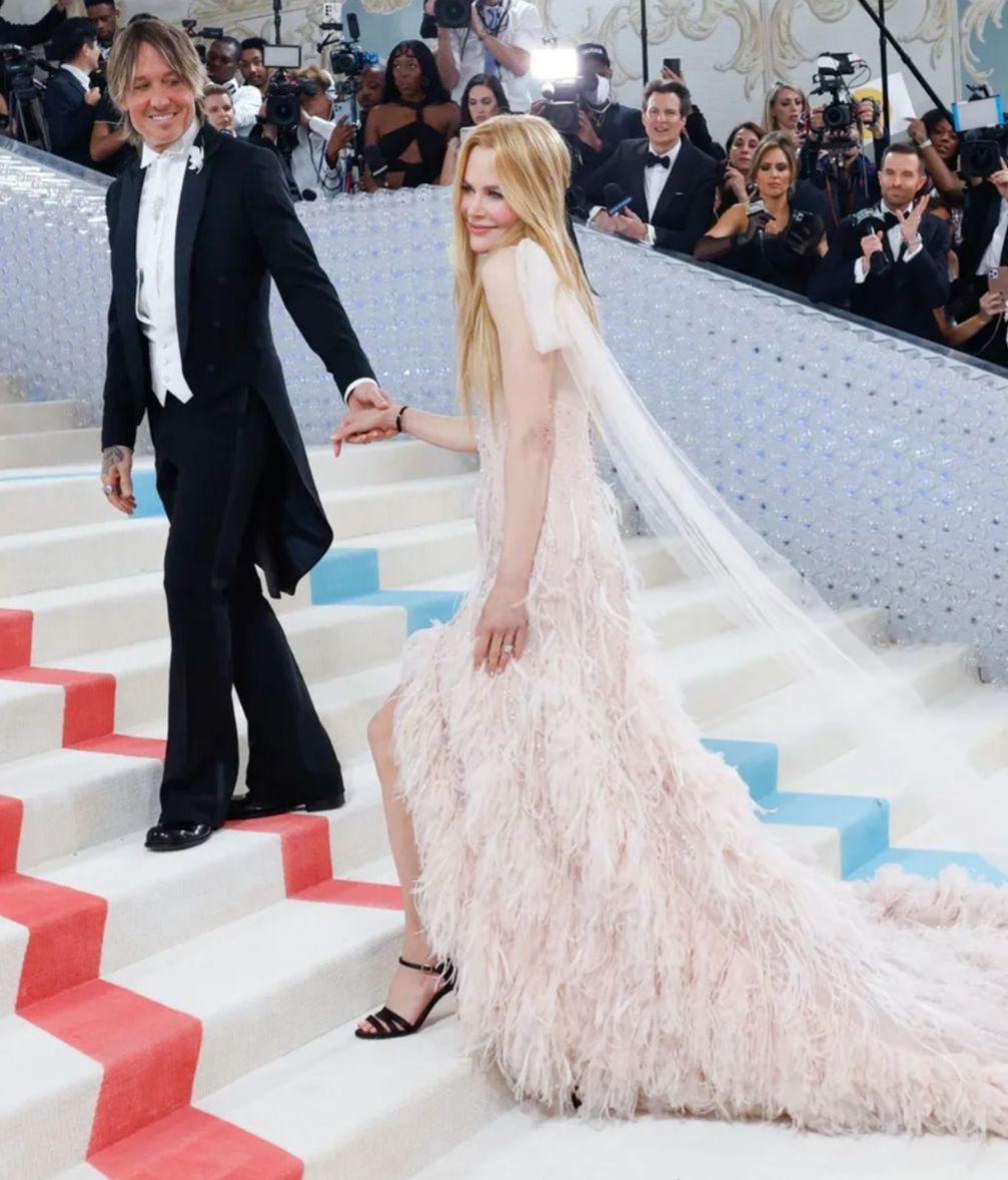 Si las celebrities acuden acompañadas de sus parejas, estas deben haber sido invitadas también