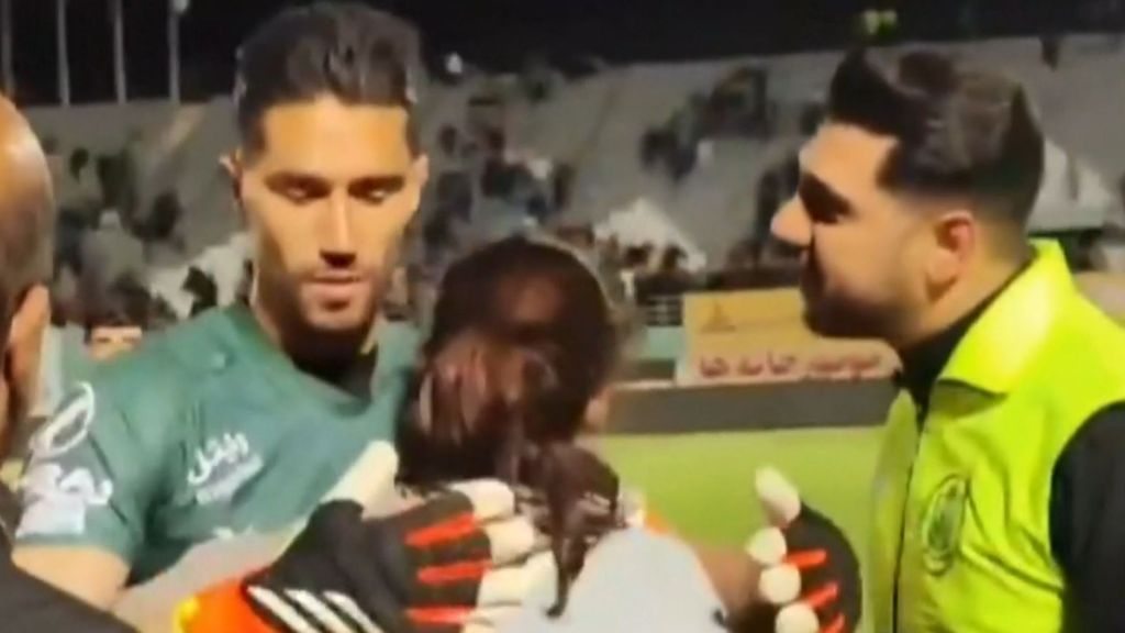 Un portero de fútbol en Irán, suspendido, multado y casi apaleado por abrazar sutilmente a una aficionada