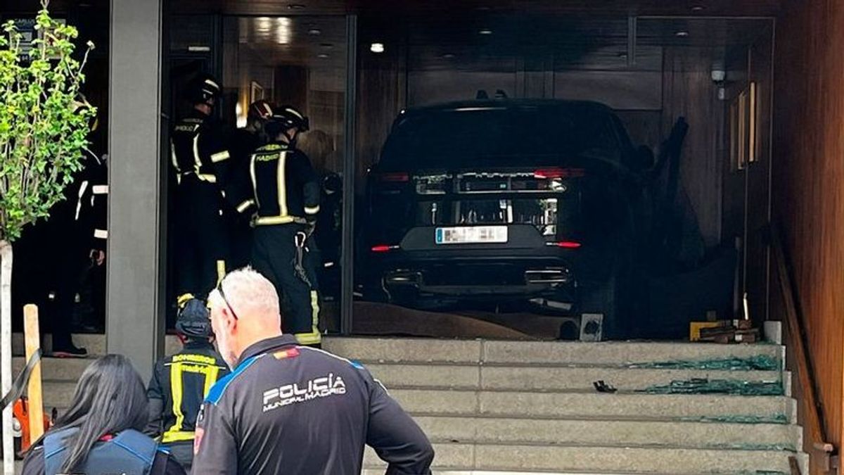 Una mujer empotra su vehículo accidentalmente contra un portal en Madrid cuando estaba aparcando