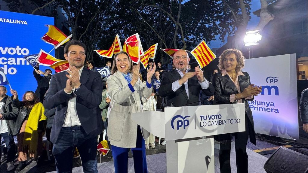 El alcalde de Castelldefels, Manu Reyes; la secretaria general del PP, Cuca Gamarra; el candidato del PP al 12M, Alejandro Fernández, y la eurodiputada y presidenta de campaña del PP para las elecciones catalanas, Dolors Montserrat.