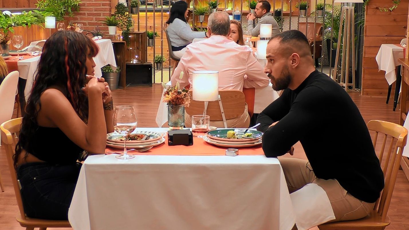 Hassan y Lis durante su cita en 'First Dates'