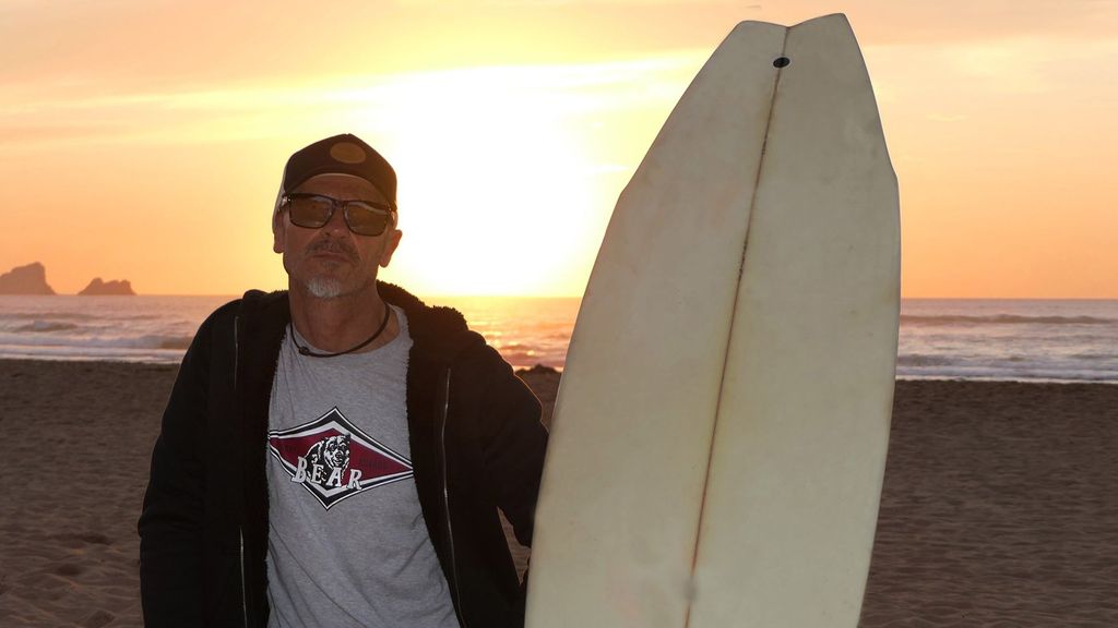 Jose Pellón posa en la playa con su tabla de surf