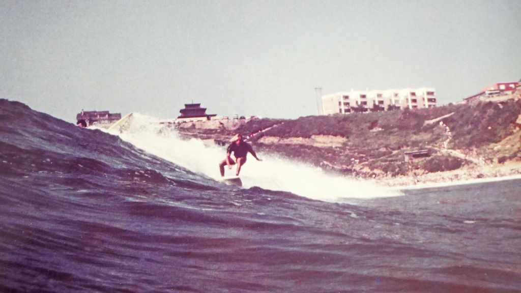 Jose Pellón, surfeando sobre su tabla en Los Locos