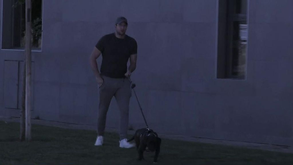 Julián Contreras Jr. paseando a su perro Rocky