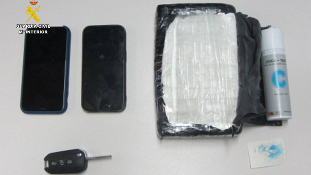 Los móviles y la droga, con el test que verifica que se trata de cocaína