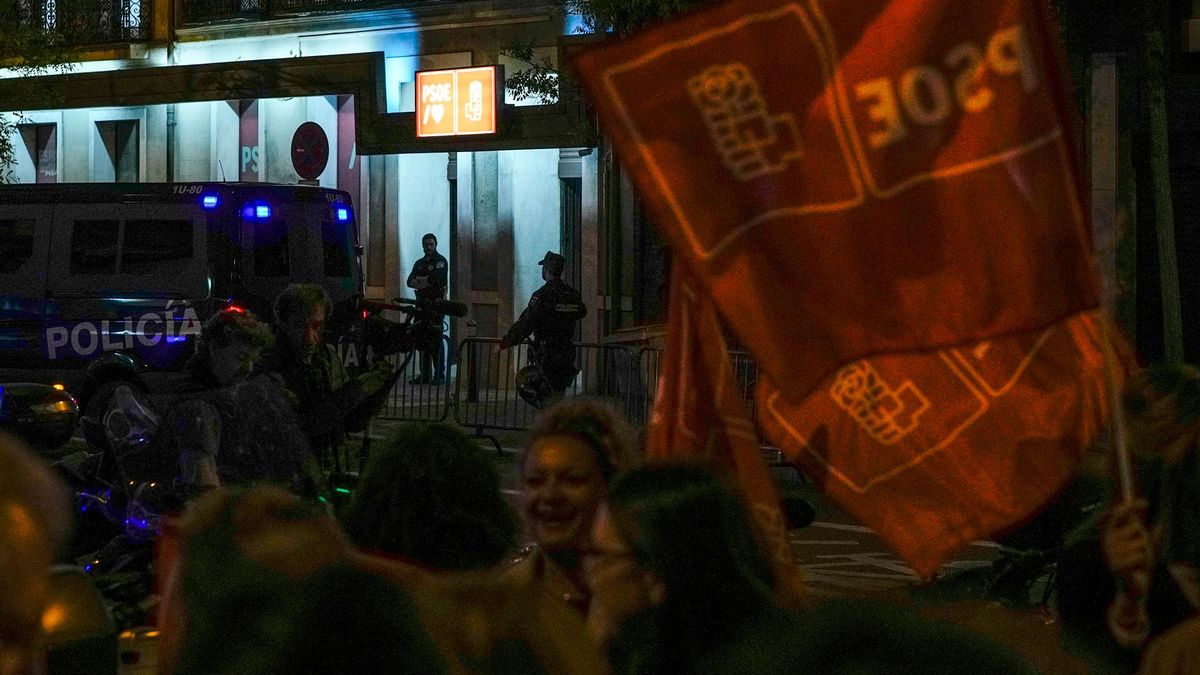 Manifestación en apoyo al presidente del Gobierno, Pedro Sánchez, horas después de que anunciase que cancela su agenda pública para reflexionar si renuncia o no al cargo