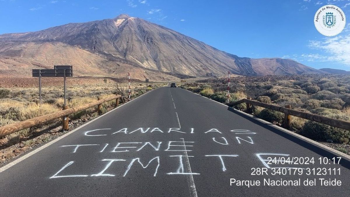 Pintada en el Parque Nacional del Teide alusiva a la manifestación del 20 abril