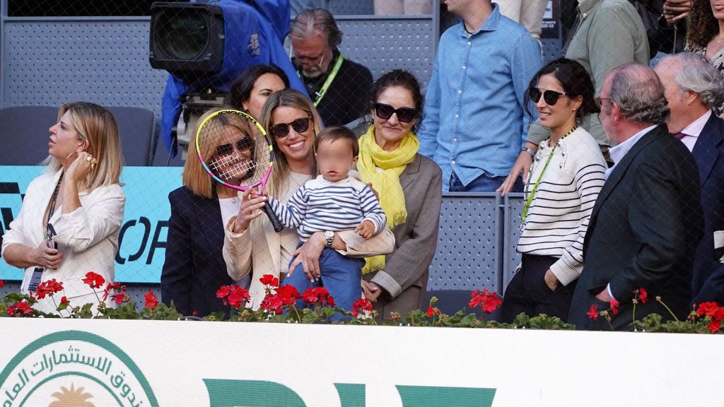 Rafa Nadal Jr. junto a su madre y otros familiares