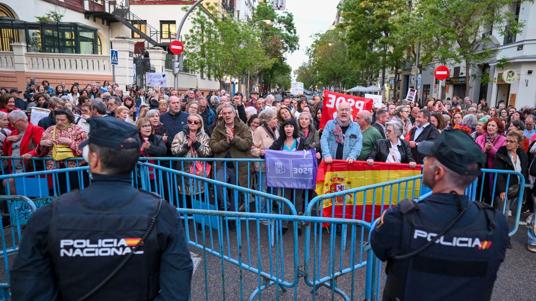 Concentraciones en la calle de Ferraz, a favor y en contra de Pedro Sánchez
