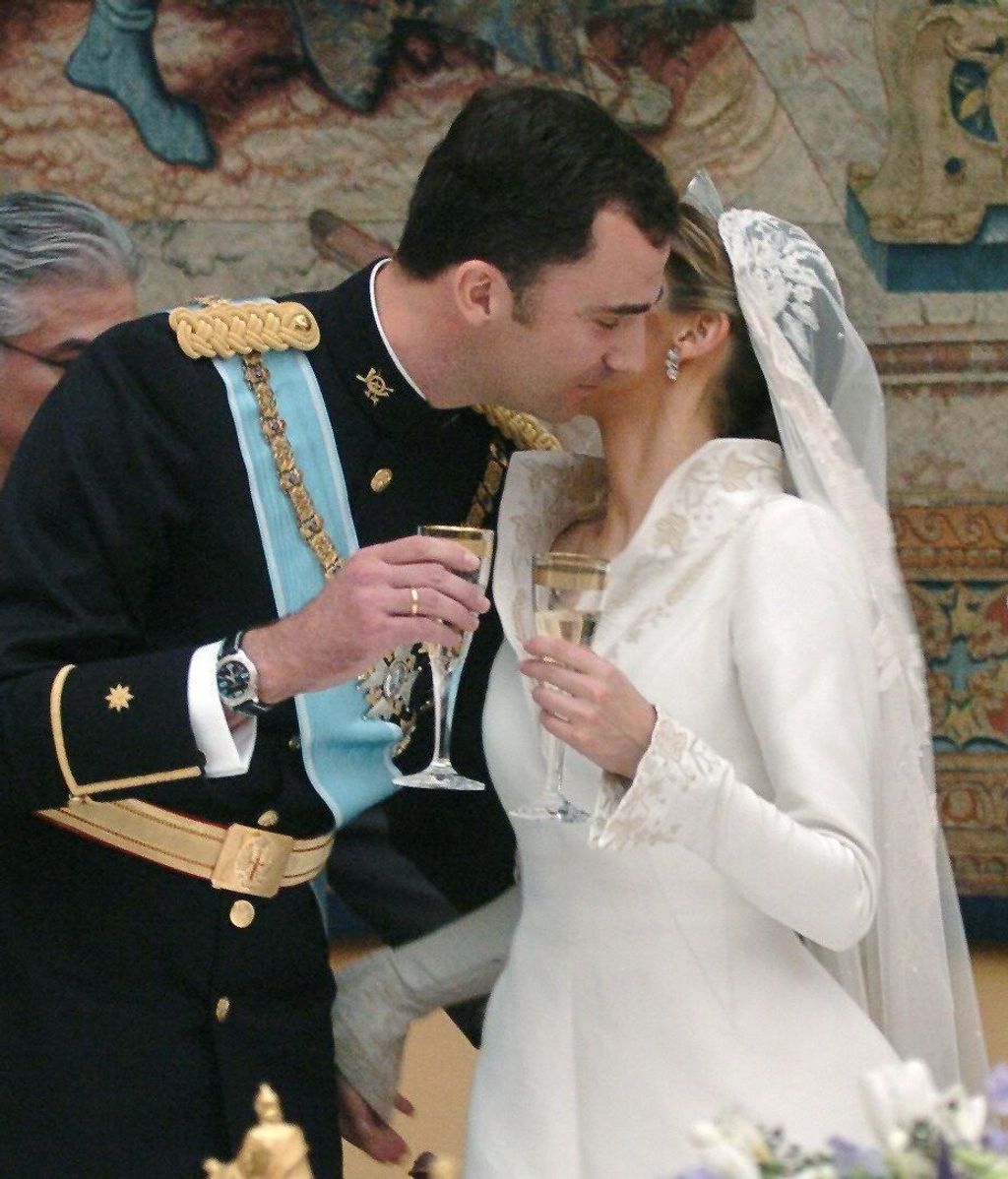 El brindis de los recién casados. FUENTE: Cordonpress