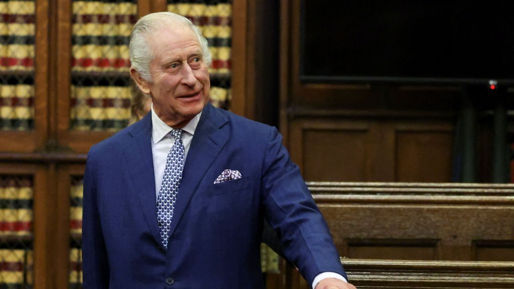 El rey Carlos III aún no está libre de la enfermedad, pero los médicos están satisfechos con su progreso