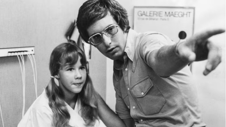 Linda Blair y el director William Friedkin durante el rodaje de 'El Exorcista'