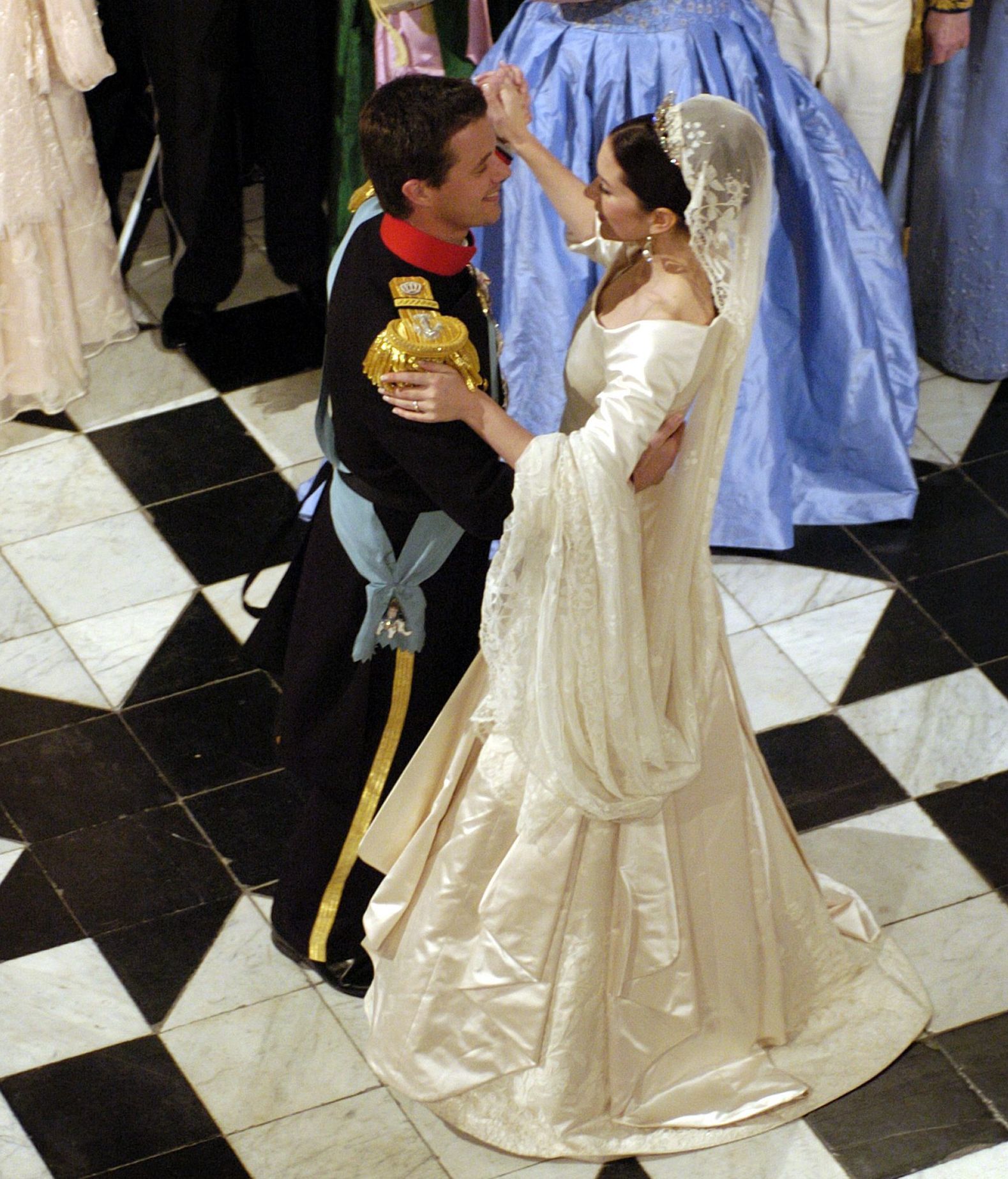Los recién casados abrieron el baile tras el banquete. FUENTE: Cordonpress