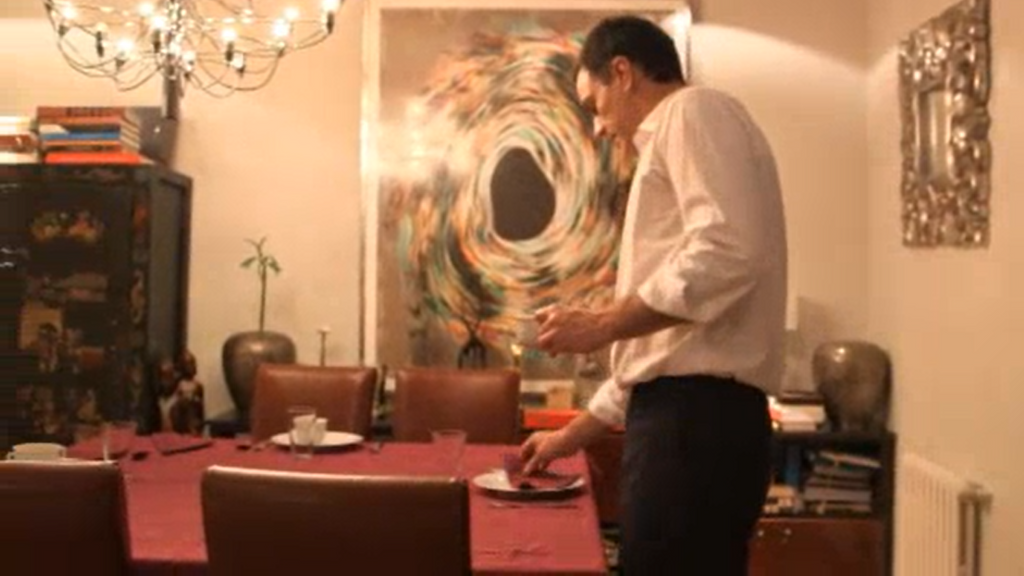 Pedro Sánchez pone la mesa antes de cenar con su mujer y Jesús Calleja.
