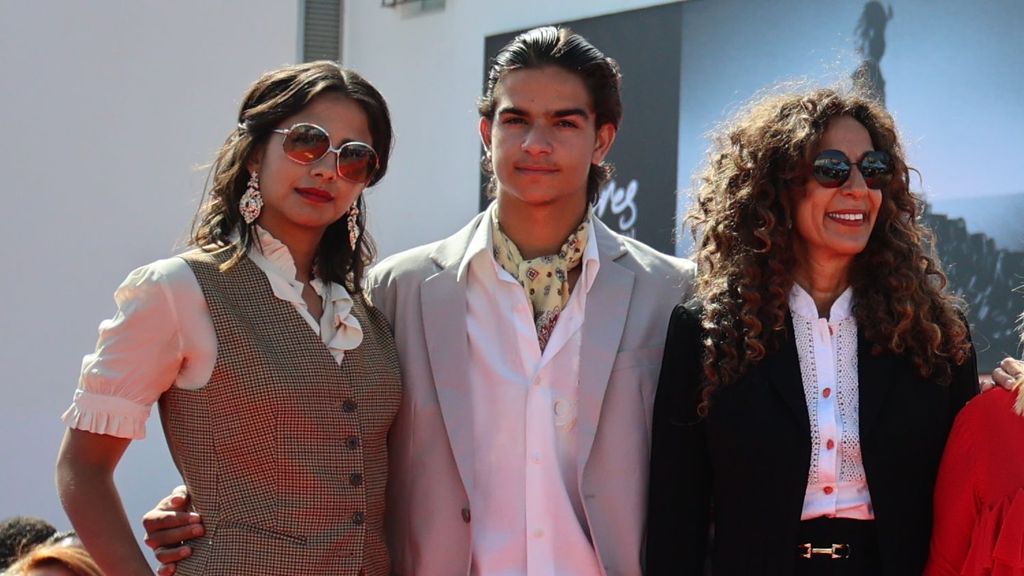 Rosario Flores junto a sus hijos.