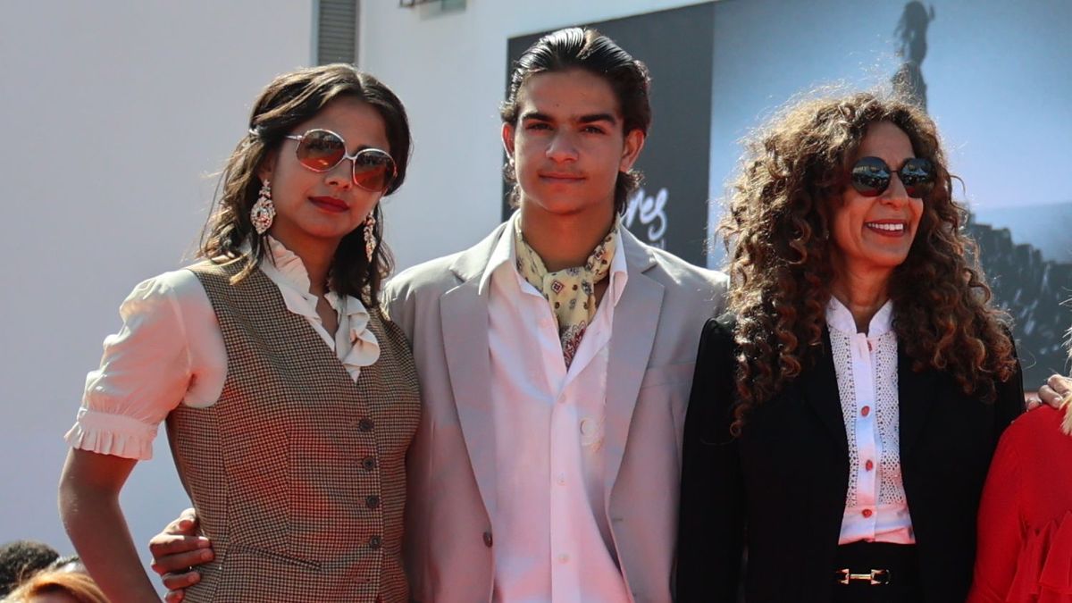 Rosario Flores junto a sus hijos.
