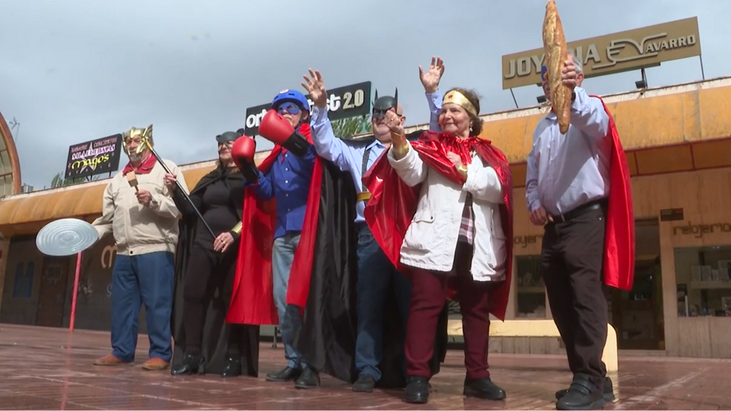 Así son los 'super-yayos', un grupo de ancianos de Fuenlabrada que defiende el pequeño comercio