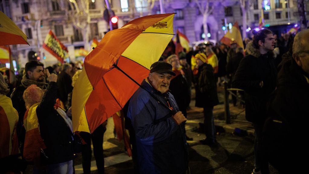 Decenas de personas se congregan en Ferraz para protestar contra Pedro Sánchez y pedir su dimisión