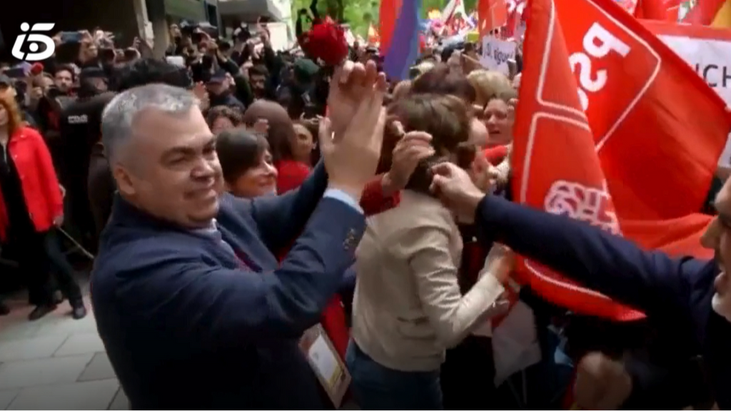 Los dirigentes del PSOE abandonan la sede en Ferraz para unirse a los manifestantes en la calle