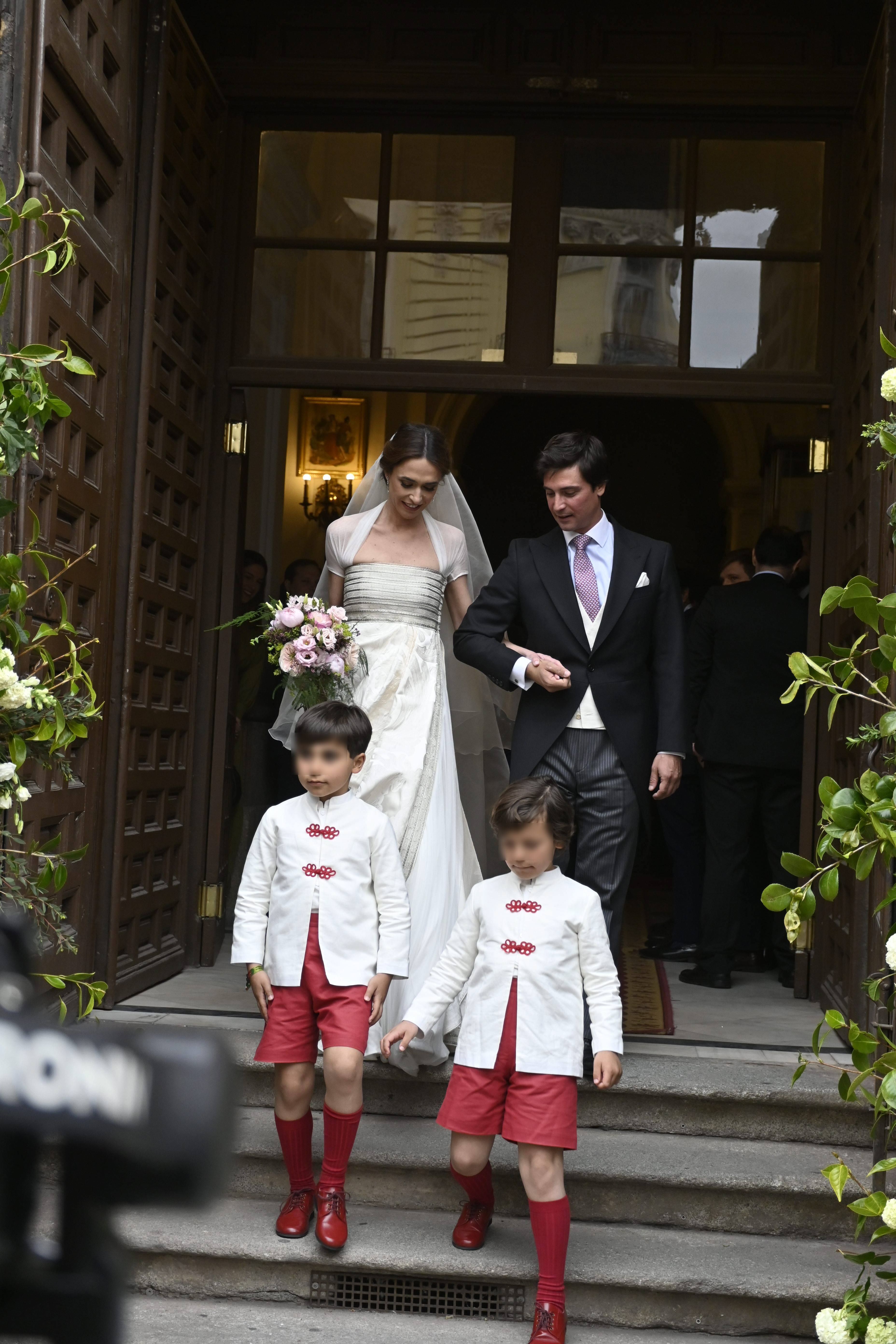 Los niños junto a los novios