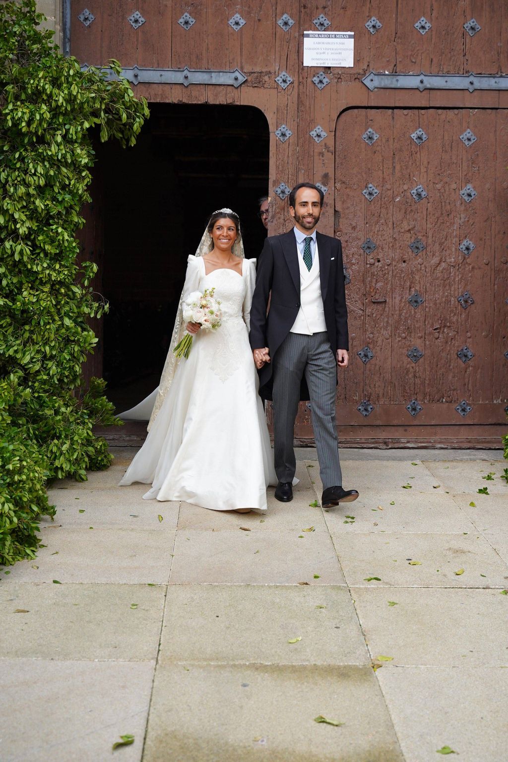 Los novios en su salida de la iglesia