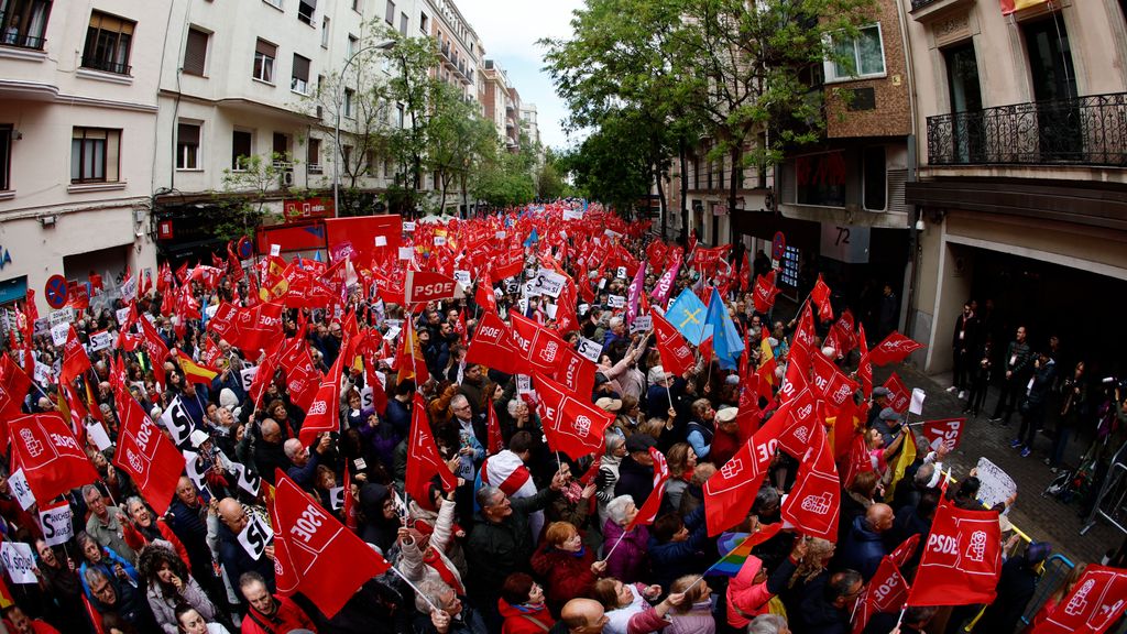Militantes y simpatizantes del PSOE inundan Ferraz pese a la lluvia