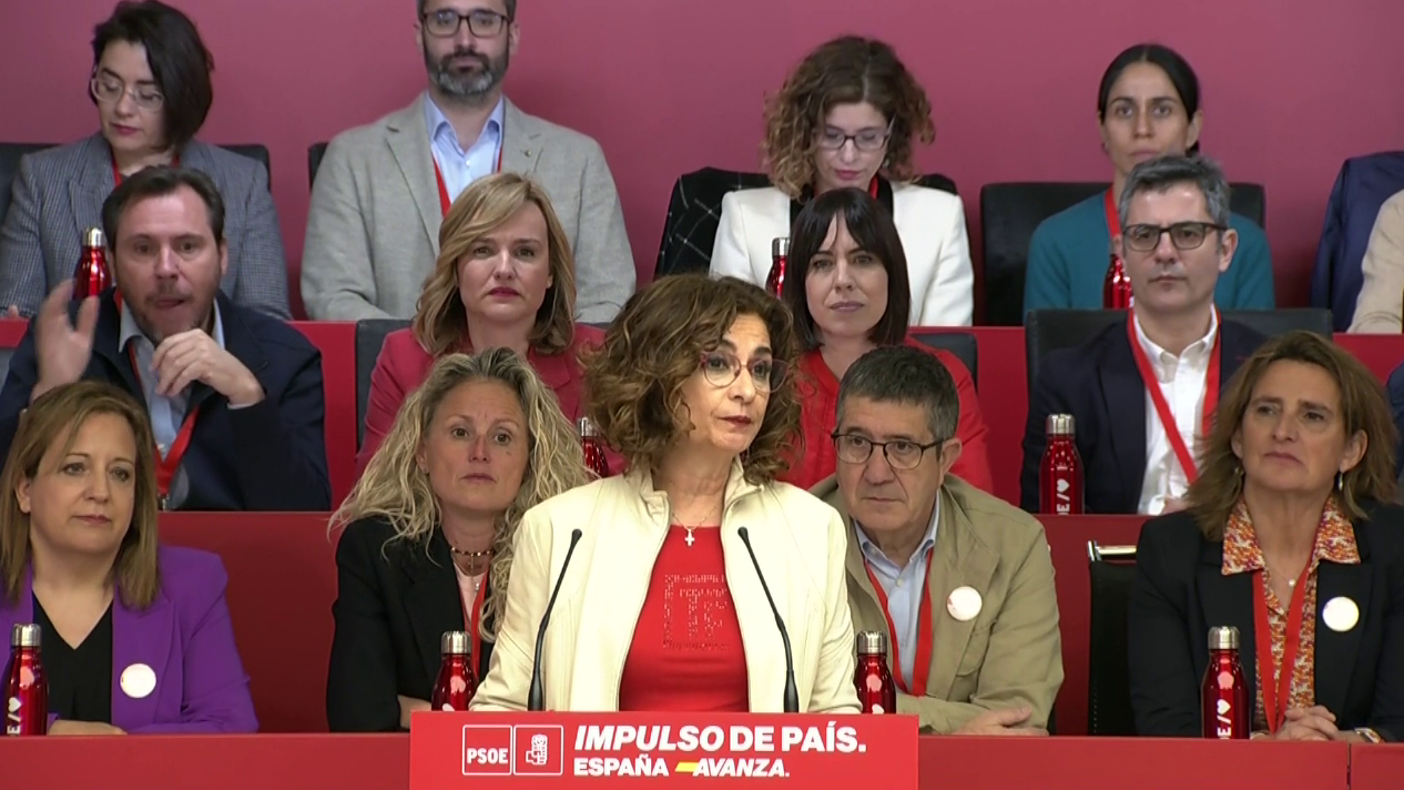 Montero pide a Sánchez que se quede y traslada todo el apoyo del PSOE a Begoña Gómez a la que se pretende "destruir"