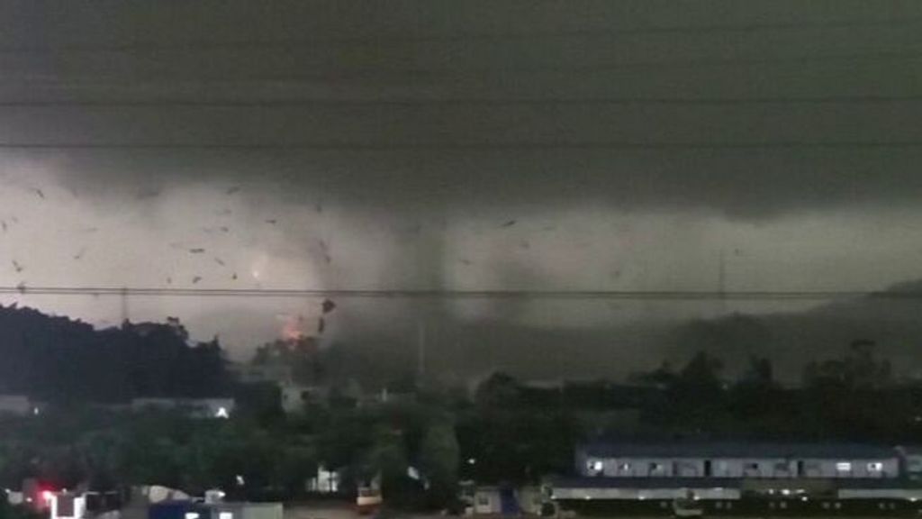 Cinco muertos y 33 heridos por el paso de un devastador tornado en la ciudad china de Guangzhou