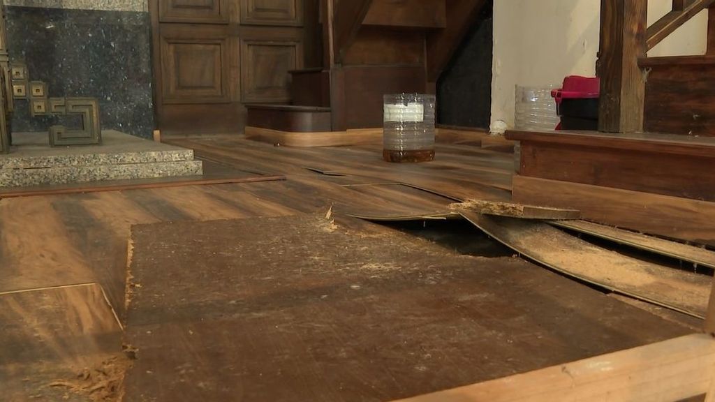Goteras y un suelo que se hunde: el grave deterioro de una iglesia en Ribadeo, Lugo