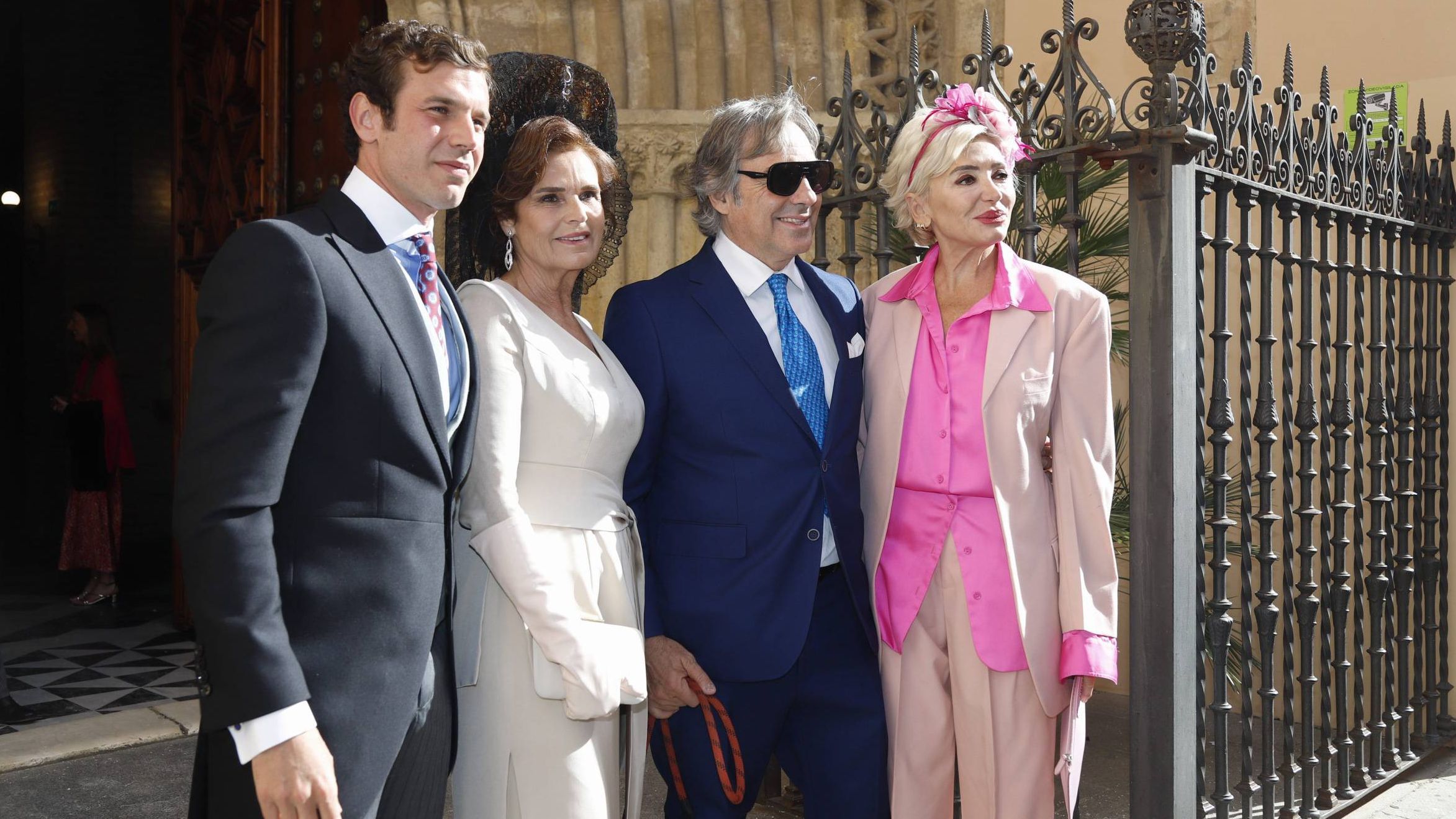 El novio junto a invitados