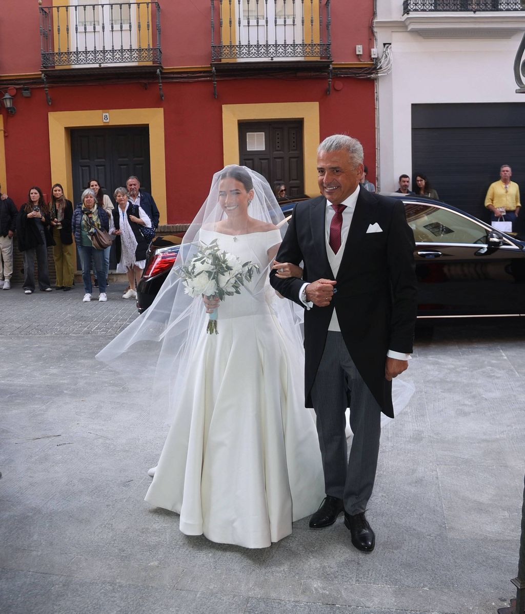 La novia en su llegada junto a su padre