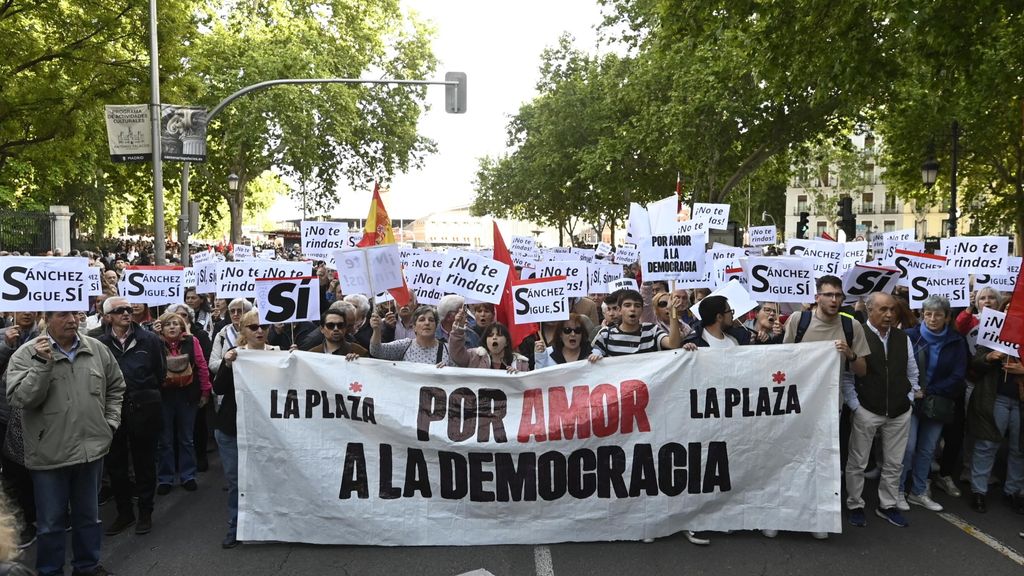 Miles de personas se manifiestan en Madrid frente al Congreso de los Diputados para apoyar a Pedro Sánchez