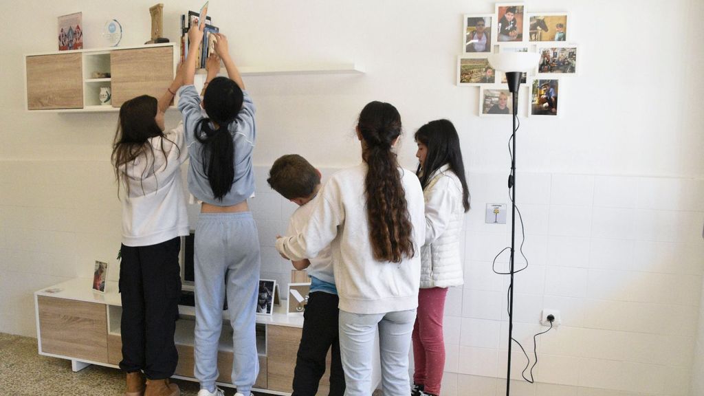 Niños y niñas con diversidad funcional en un aula hogar en un colegio de Málaga