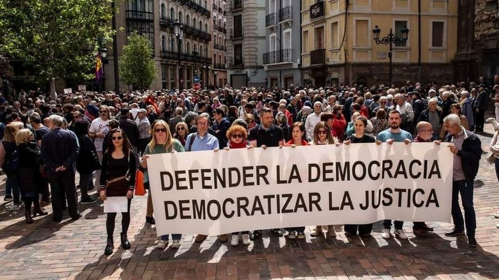 Unas 500 personas piden en Zaragoza parar la "máquina del fango" y muestran solidaridad con Sánchez