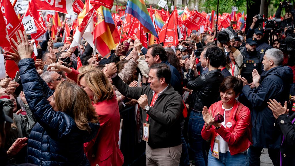 Varios miembros del PSOE durante una concentración en la calle de Ferraz en apoyo al presidente del Gobierno, Pedro Sánchez