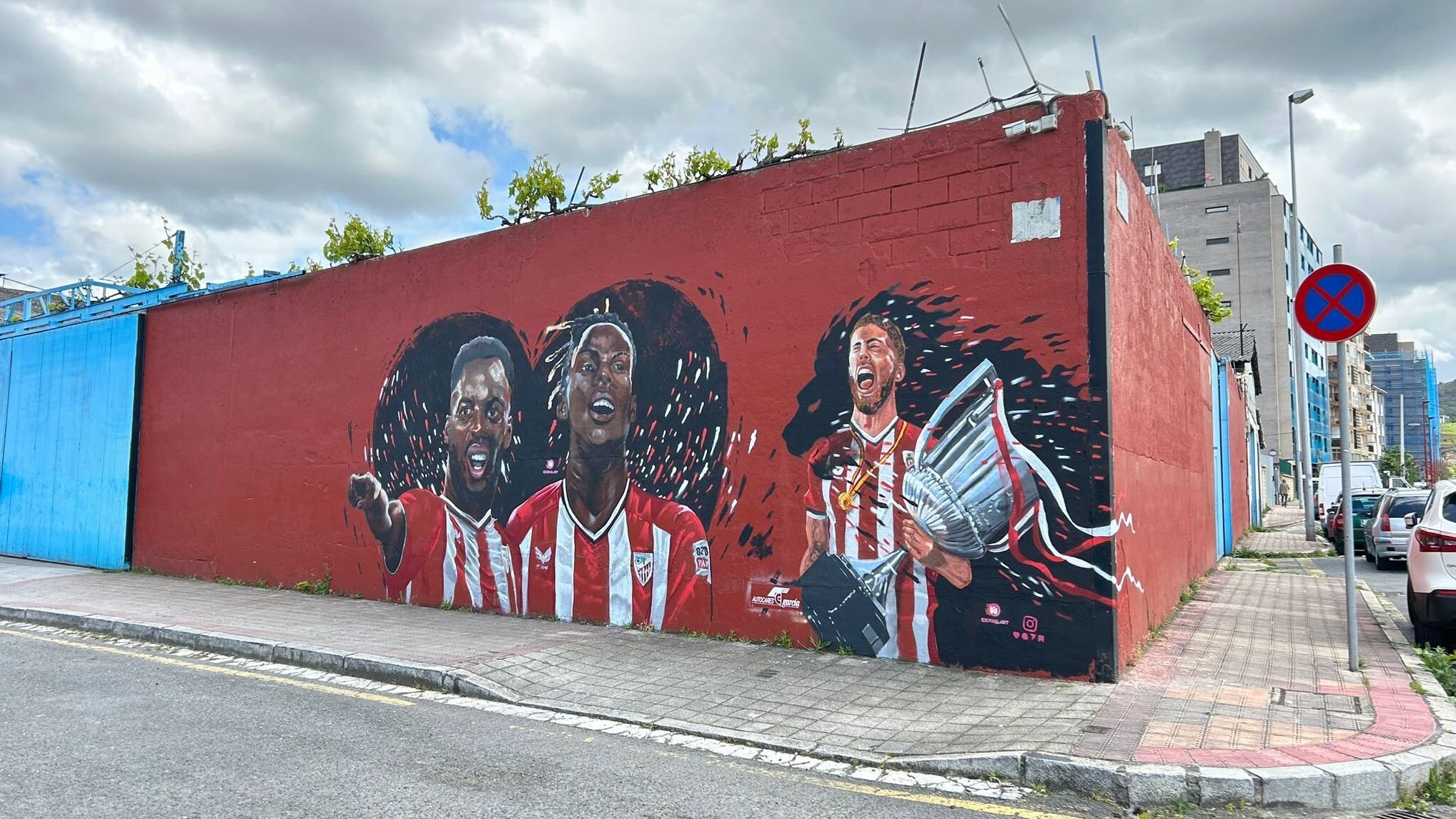 Carlos López usa esprays para hacer sus obras