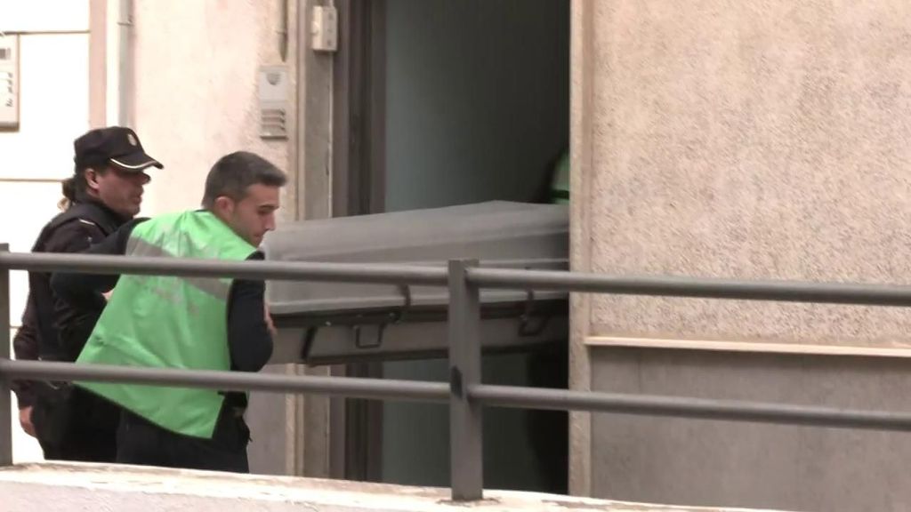 La madre del niño de seis años hallado muerto en Jaén, acusada de filicidio: se autolesionó con un cuchillo