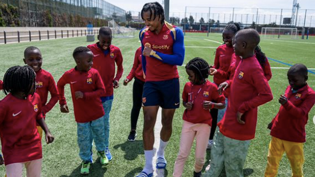 La visita de los Masaka Kids Africana a un entrenamiento del FC Barcelona