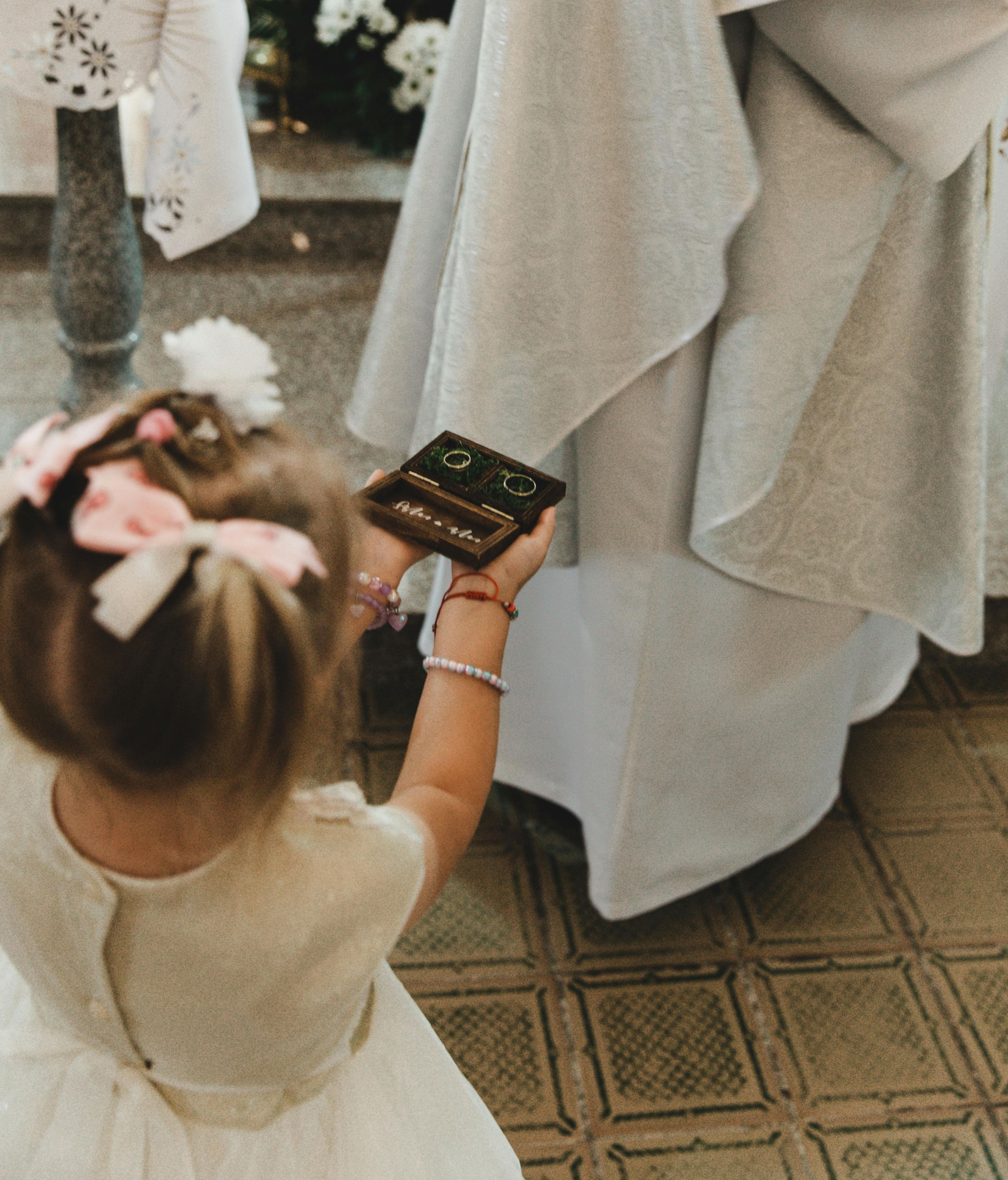 Las arras suele llevarlas un niño. FUENTE: Pexels