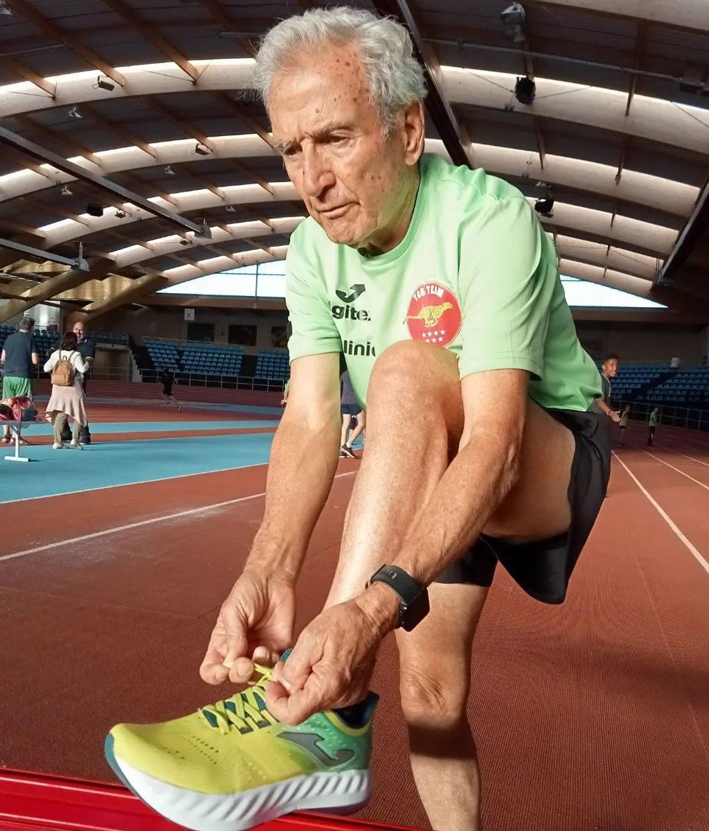 Manuel Alonso, atándose las zapatillas en una pista de atletismo