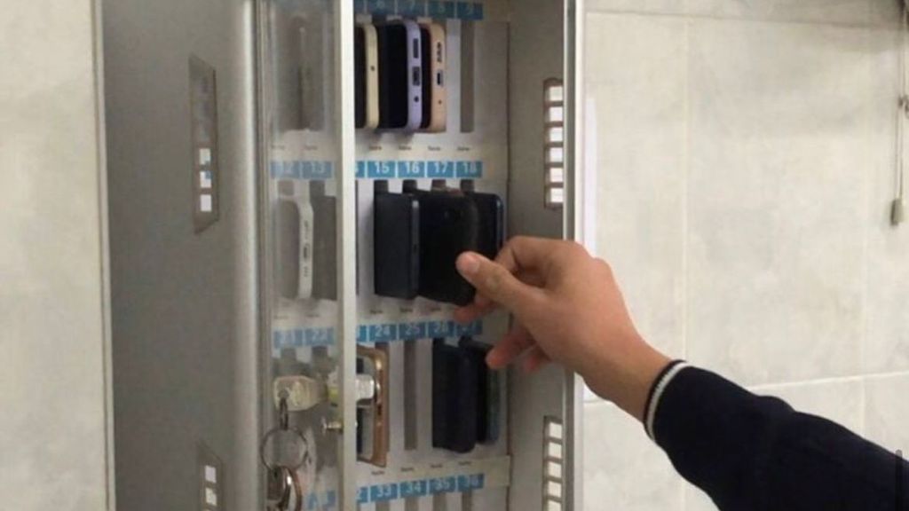 Un colegio de Valencia instala cajas de seguridad para los móviles en las clases
