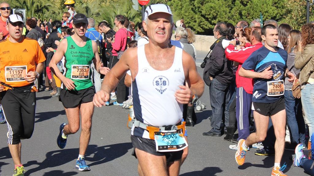 Un hombre compite en la maratón de Valencia