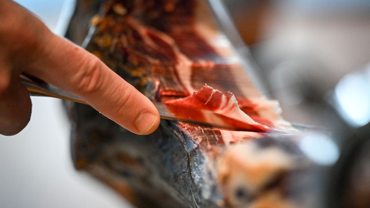 Cómo hacer un buen corte de jamón, según Enrique Tomás