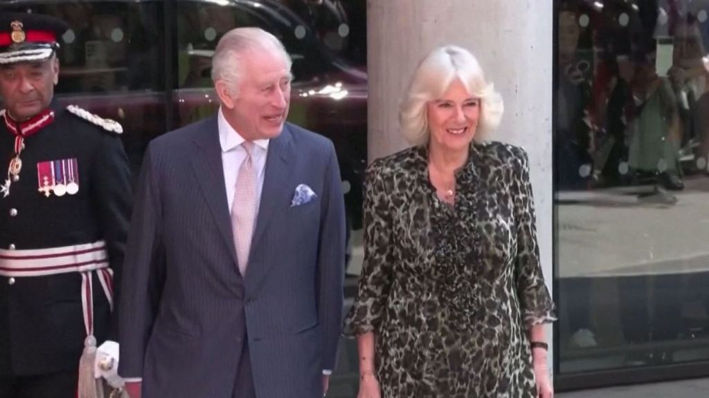 El rey Carlos III reanuda su agenda pública: así ha sido su reaparición en un centro de cáncer