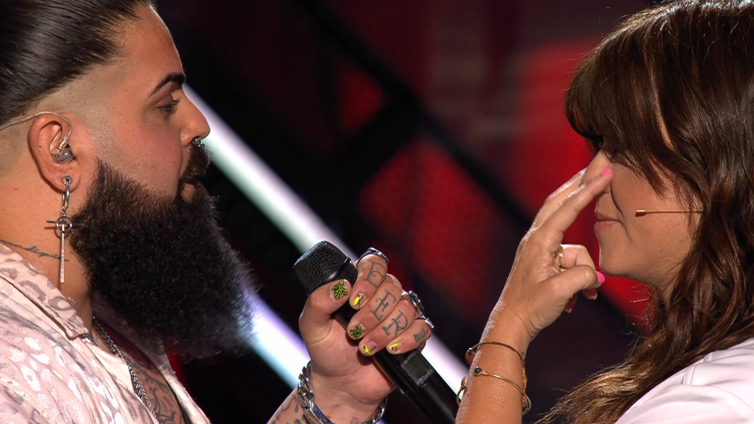 Fernando canta a capela y mirando a los ojos a Vanesa Martín
