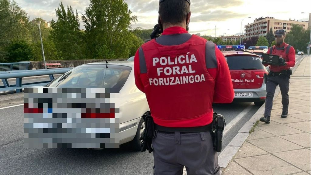 Interceptado un conductor a la fuga en Pamplona: circulaba ebrio, sin seguro ni ITV, con un cuchillo y con un menor